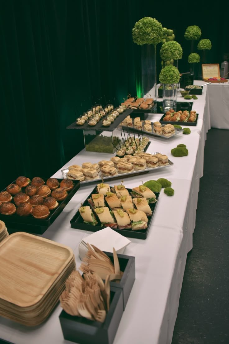 Buffet con panini, tramezzini, finger food e piatti in legno monouso