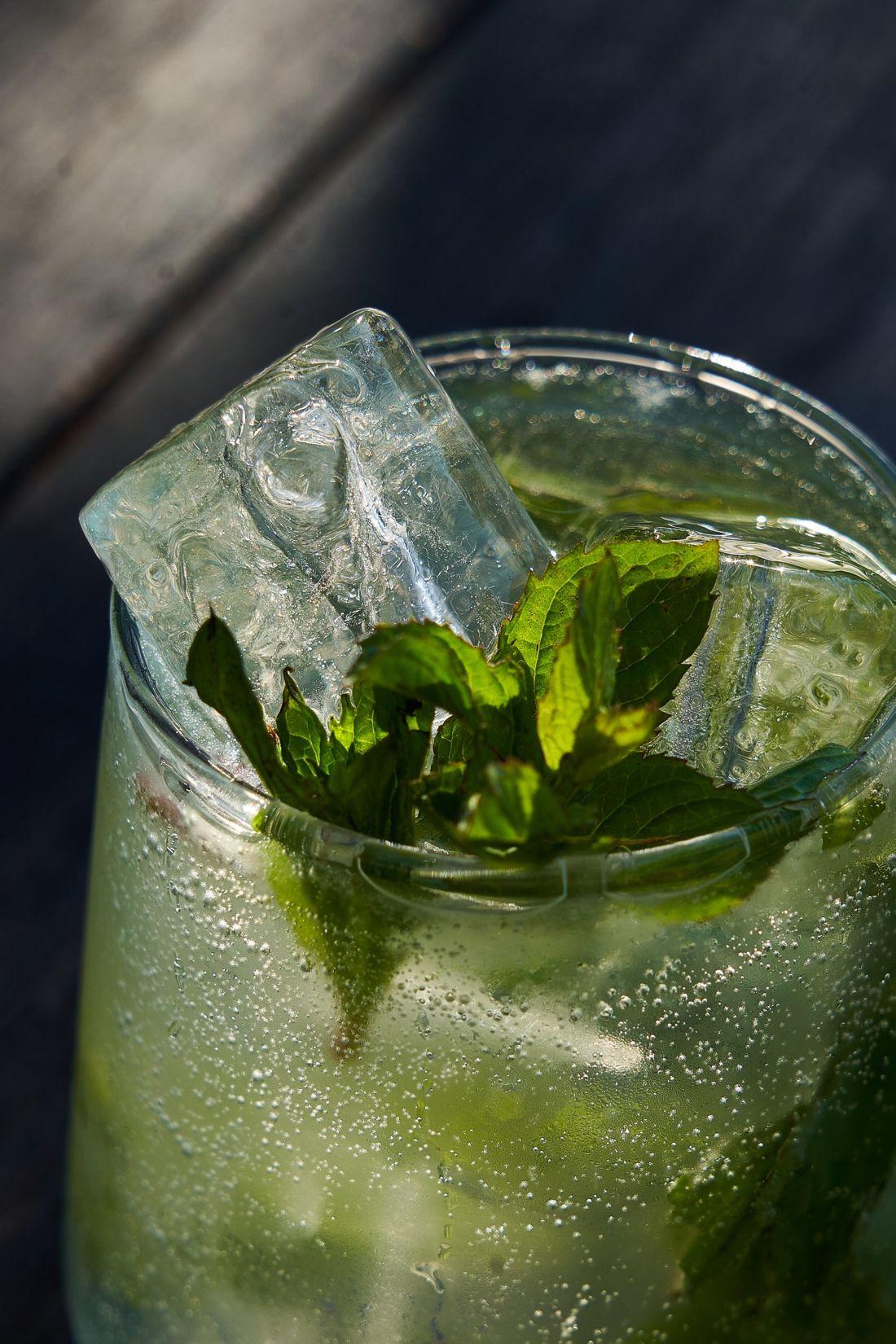Cocktail frizzante con menta fresca e ghiaccio